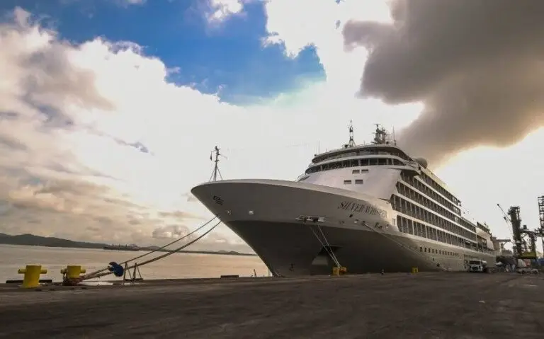 Navio de luxo movimenta Paranaguá e turistas entram no clima do Banho de Mar à Fantasia