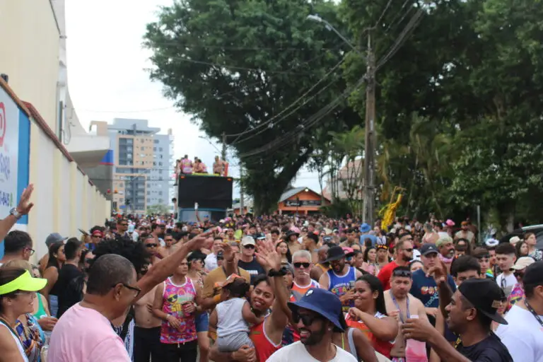 Banho de Mar à Fantasia reúne multidão no Centro Histórico de Paranaguá e anima o Pré-Carnaval 2026 com show da Jammil e Uma Noites