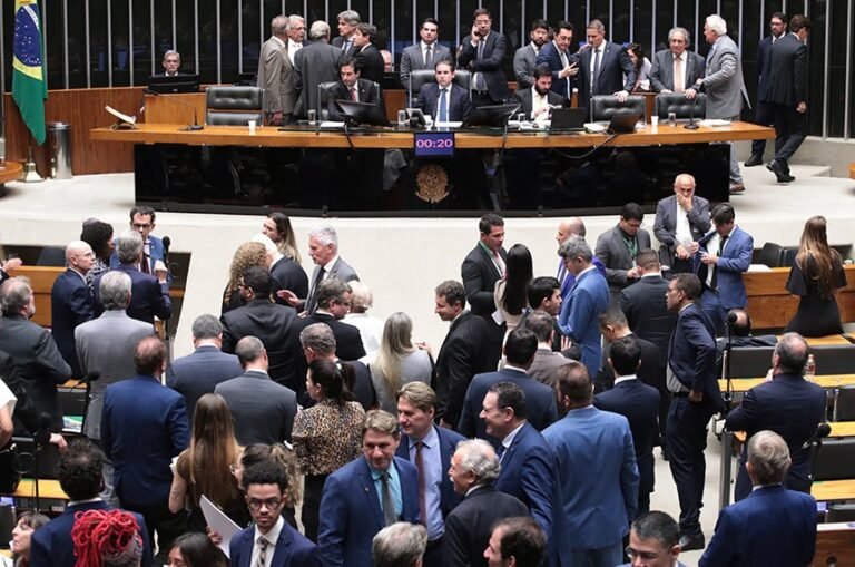 Proposta antifacção com fim de votos para presos é aprovada na Câmara