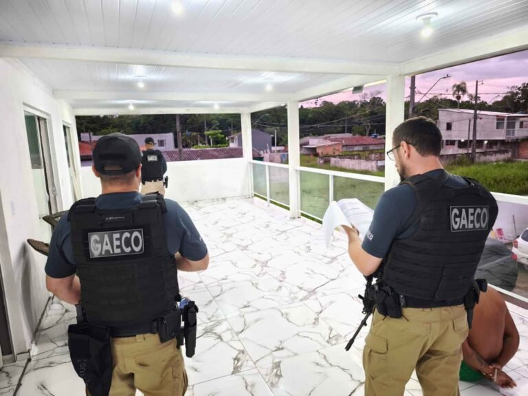 Operação contra organização criminosa cumpre mandados em Curitiba, RMC e Litoral do Paraná