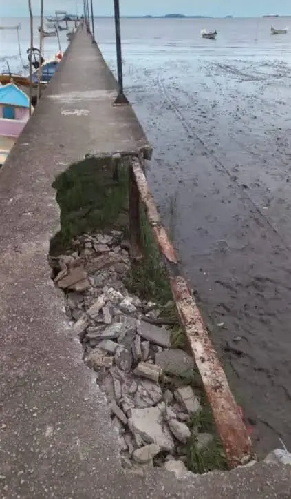 Imagem Internet
Trapiche da Ilha de São Miguel ( Paranaguá) Mostra a deterioração do trapiche e o perigo pra comunidade.