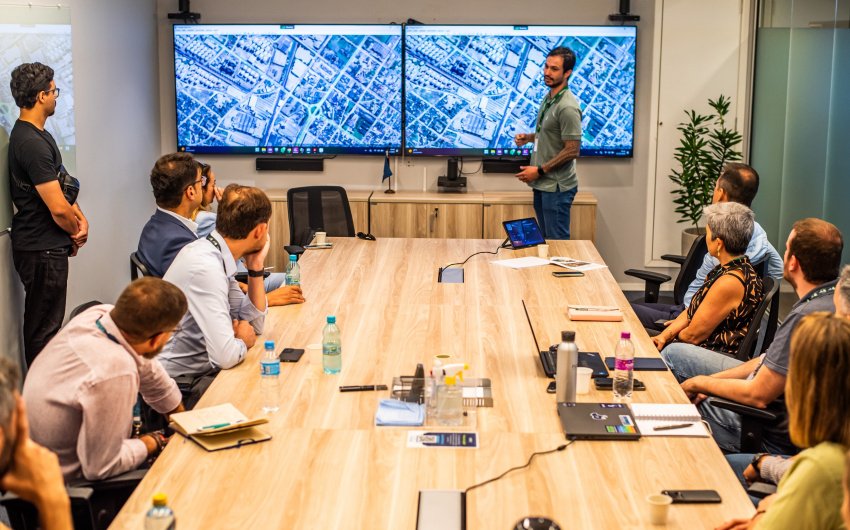 Reunião da Prefeitura de Paranaguá juntamente com a Empresa Rumo definindo o projeto do viaduto em U para a Avenida Roque Vernalha