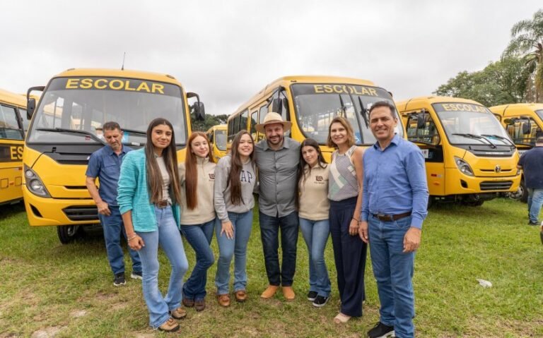 Paranaguá recebe sete novos ônibus escolares em entrega histórica do Governo do Paraná