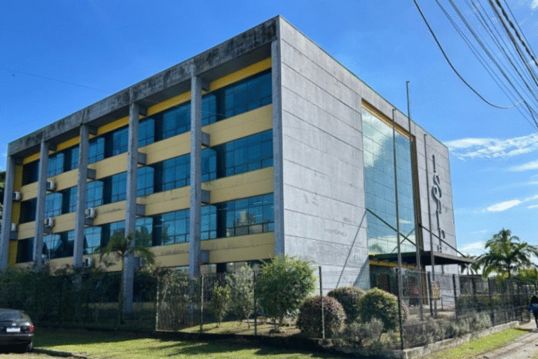 Aulas do Instituto de Educação retornam no Isulpar nesta quarta; Polícia Científica investiga incêndio