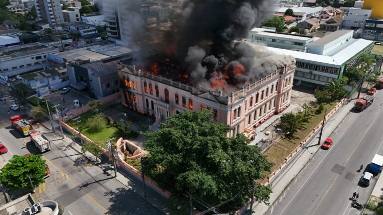 Incêndio atinge prédio histórico do Instituto de Educação de Paranaguá; governo organiza realocação de alunos