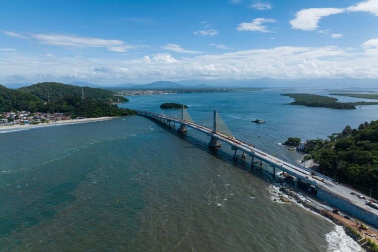 Ponte de Guaratuba entra na reta final e mastros já estão sem andaimes