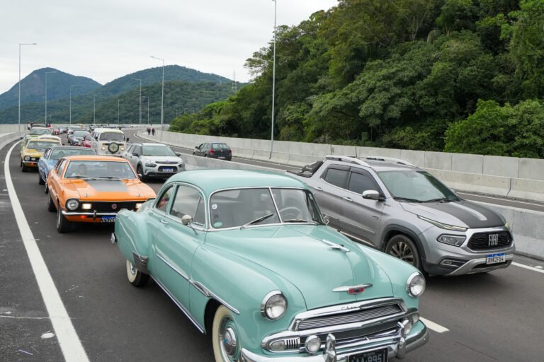 Mais de 500 carros antigos e motos celebram Ponte de Guaratuba em grande passeio no Litoral