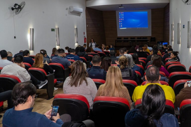 PREFEITURA DE PARANAGUÁ PROMOVE CAPACITAÇÃO PARA MODERNIZAR COMPRAS PÚBLICAS E LICITAÇÕES