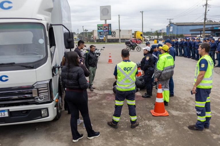 Simulação de acidente alerta motoristas sobre perigos dos pontos cegos em Paranaguá