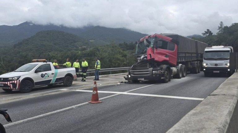 Acidente entre carretas causa lentidão na BR-277, em Morretes