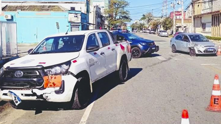 Acidente entre três veículos mobiliza equipes no Centro de Paranaguá