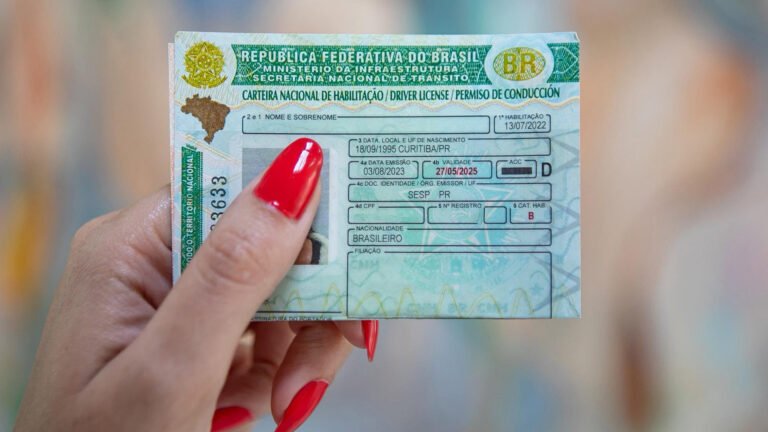 Governador Ratinho Junior sanciona lei que reduz valor da CNH no Paraná