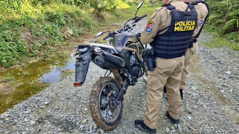 PM RECUPERA MOTOCICLETA FURTADA ABANDONADA EM ÁREA DE MATA NA VILA SÃO JORGE