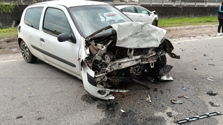 Motorista é resgatado das ferragens após colisão na marginal da PR-407