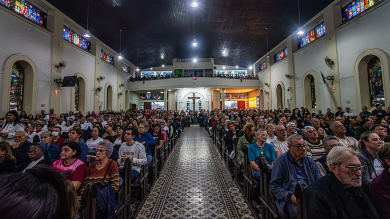 Nem a chuva impediu a fé: Santuário do Rocio recebe centenas de fiéis em Corpus Christi