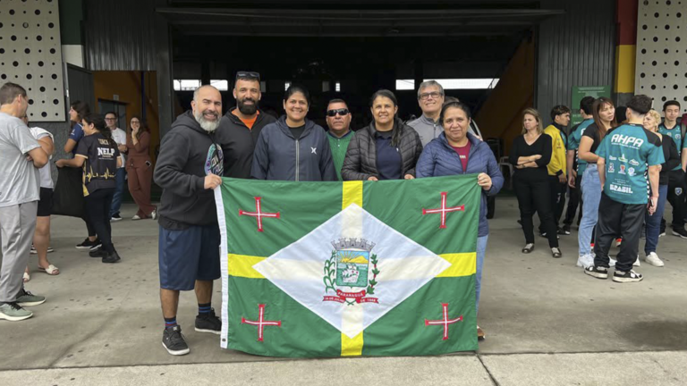 Atletas de Paranaguá embarcaram hoje para representar a cidade nos Jogos da Juventude 2026
