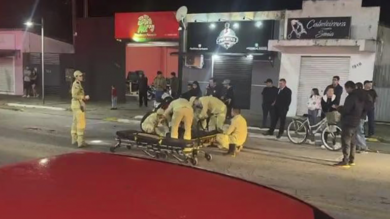 Motociclista fica ferido após colisão com carro na Avenida Roque Vernalha
