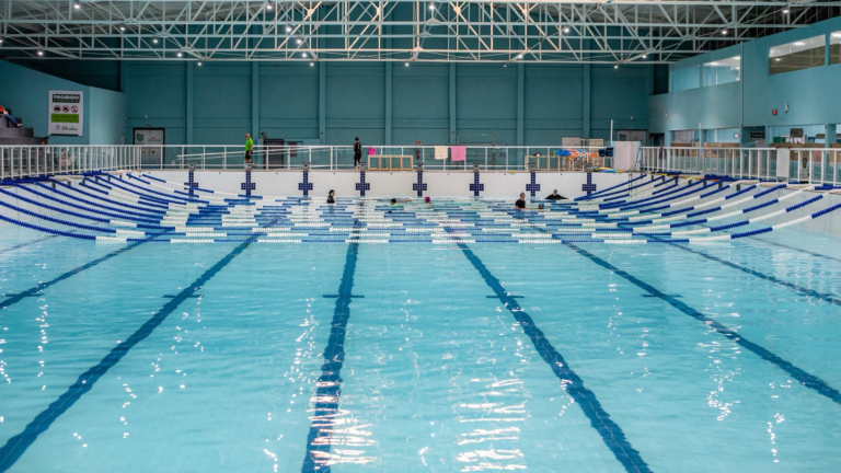 Piscina climatizada garante aulas de natação durante o inverno em Paranaguá