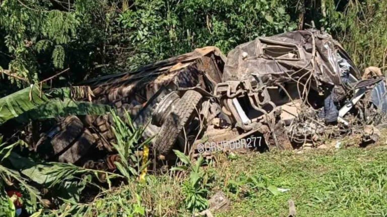 COLISÃO ENTRE CAMINHÕES DEIXA CARGA DE SOJA ESPALHADA NA BR-277, EM MORRETES
