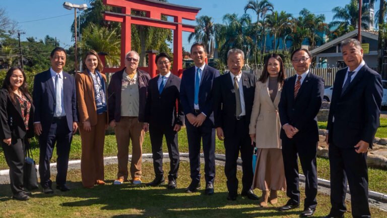 PLANTIO DE CEREJEIRAS MARCA 40 ANOS DE AMIZADE ENTRE PARANAGUÁ E A CIDADE JAPONESA DE AWAJI