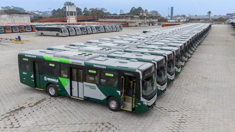 PARANAGUÁ APRESENTA 40 NOVOS ÔNIBUS QUE VÃO MODERNIZAR MAIS DE 80% DA FROTA DO TRANSPORTE COLETIVO