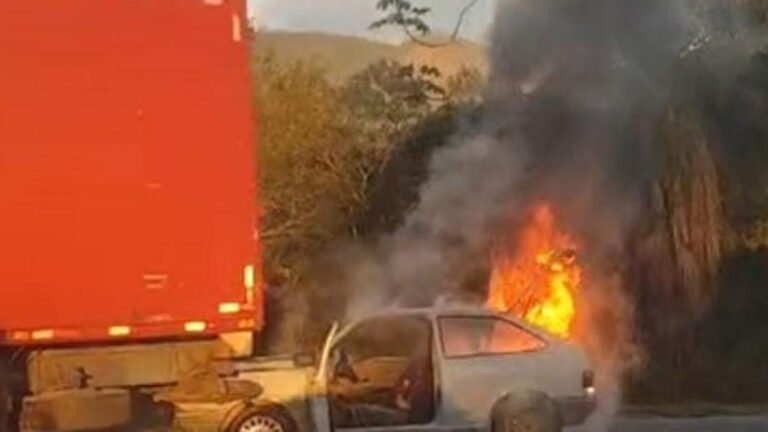CARRO É DESTRUÍDO POR INCÊNDIO APÓS ACIDENTE NA BR-277, EM PARANAGUÁ