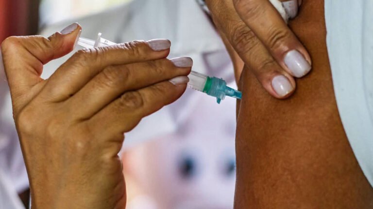 PARANAGUÁ REALIZA 2º DIA D DE VACINAÇÃO CONTRA A GRIPE NESTA QUINTA-FEIRA