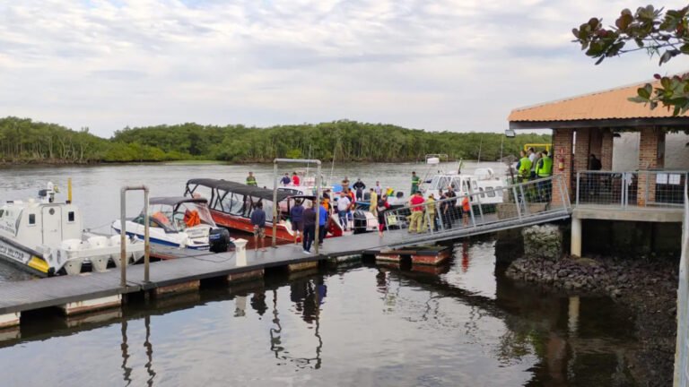 EMBARCAÇÃO NAUFRAGA NA BAÍA DE PARANAGUÁ, DEIXA UMA PESSOA MORTA E MOBILIZA GRANDE OPERAÇÃO DE RESGATE