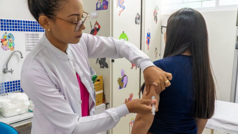 SAÚDE REALIZA 2º DIA D DE VACINAÇÃO CONTRA A INFLUENZA NESTA QUINTA-FEIRA EM PARANAGUÁ