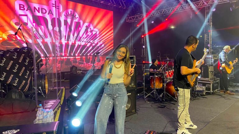 DOM CAIÇARA ABRE SHOW DE LOUBET E COLOCA O PÚBLICO PARA DANÇAR NA PRAÇA DE EVENTOS