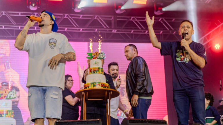 JEITO MOLEQUE EMBALA A VIRADA DOS 378 ANOS DE PARANAGUÁ COM SHOW EMOCIONANTE