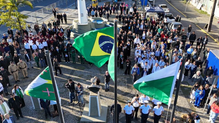 DESFILE CÍVICO REÚNE MILHARES DE PESSOAS E CELEBRA OS 377 ANOS DE PARANAGUÁ