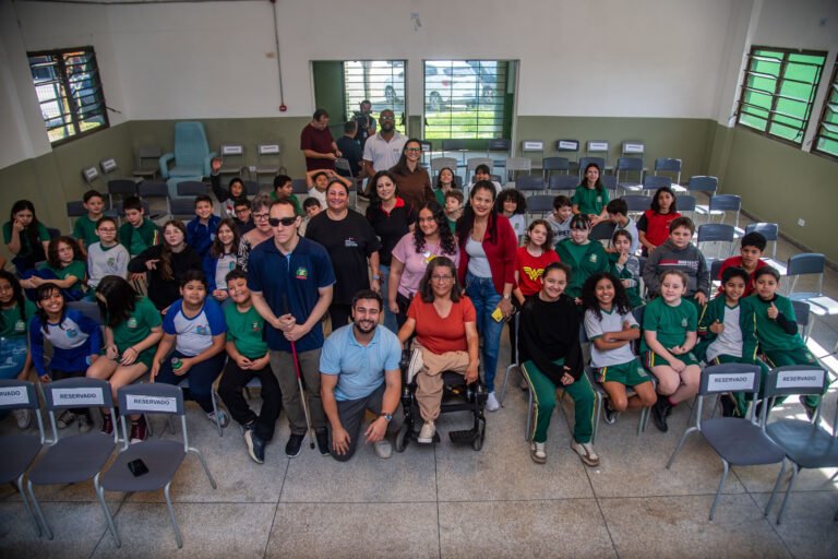 ALUNOS DE PARANAGUÁ PARTICIPAM DE PALESTRA SOBRE INCLUSÃO E COMBATE AO BULLYING