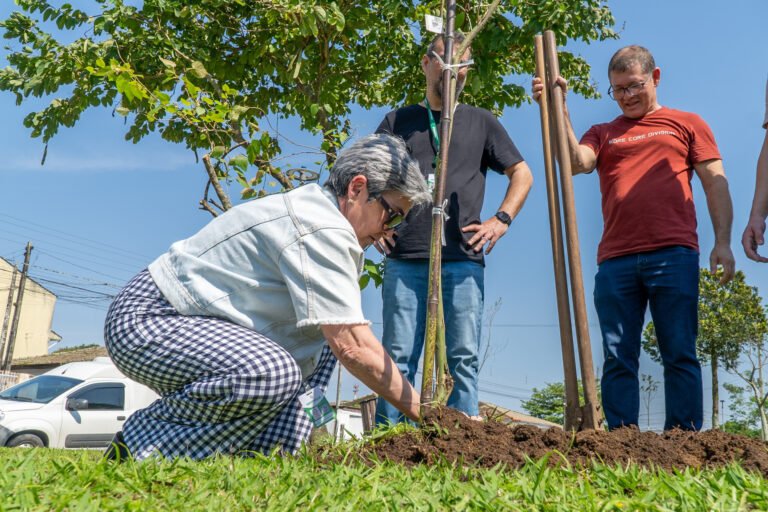 ESTUDANTES E AUTORIDADES PARTICIPAM DE PLANTIO DE 50 CEREJEIRAS NO DIA DA ÁRVORE EM PARANAGUÁ