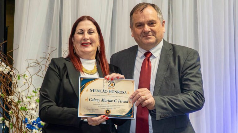 CALNEY GERHARDT RECEBE HOMENAGEM POR TRAJETÓRIA NA ADMINISTRAÇÃO DURANTE EVENTO EM PARANAGUÁ