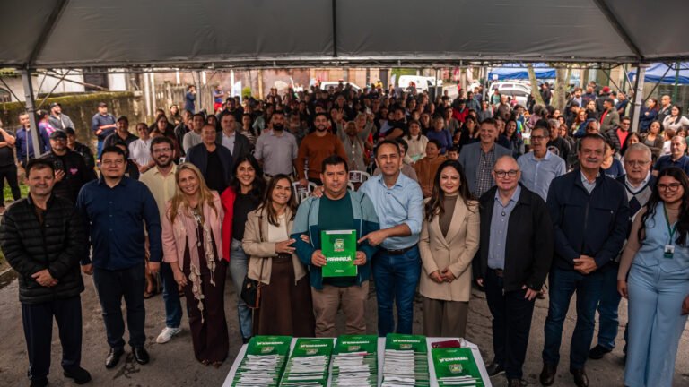 APÓS DÉCADAS DE ESPERA, 206 FAMÍLIAS DE PARANAGUÁ RECEBEM TÍTULOS DE PROPRIEDADE