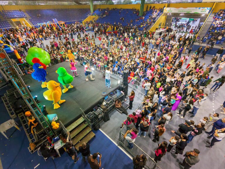CERCA DE 6 MIL CRIANÇAS PARTICIPAM DA FESTA DO DIA DAS CRIANÇAS EM PARANAGUÁ
