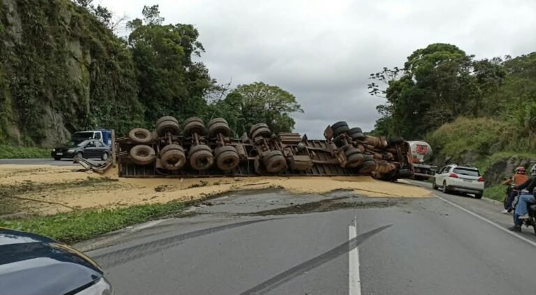 CAMINHÃO TOMBA E DERRAMA CARGA DE SOJA NA BR-277, EM PARANAGUÁ
